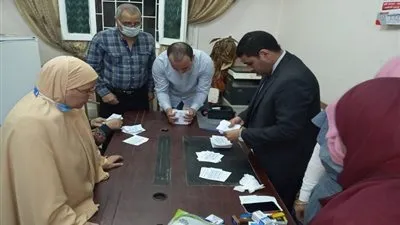 إغلاق اللجان وبدء فرز أصوات إعادة الشيوخ ببني سويف (صور)