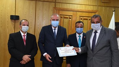 تكريم كنترول الثانوية العامة بمحافظة قنا تقديرا لجهودهم