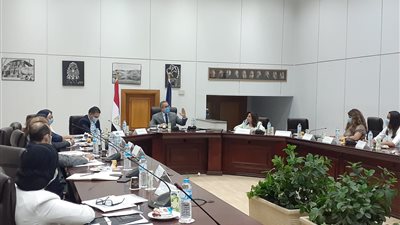 وزير السياحة يجتمع مع أعضاء لجنة الترويج والمعارض الخارجية
