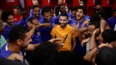 لاعبو الأهلي يحتفون بمؤمن زكريا ويتمنون له الشفاء