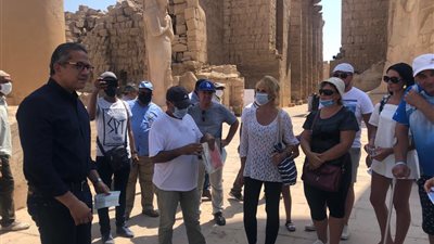 بعد تفقد الكرنك.. وزير السياحة والآثار يستمع لرأي السائحين في الخدمات 