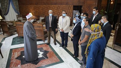 الطيب يلتقي فريق 