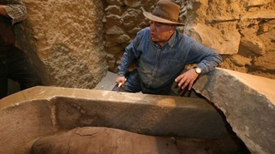 زاهي حواس يعلن اكتشاف سرداب به كمية ضخمة من التوابيت بسقارة