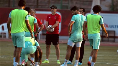 فايلر يعقد محاضرة مع اللاعبين قبل انطلاق المران