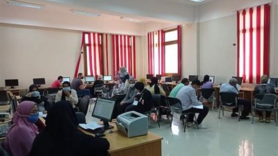 طلاب المرحلة الثالثة يسجلون رغباتهم بجامعة كفر الشيخ (صور)