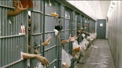 فرار 219 سجينا وبحوزتهم أسلحة وذخائر بأوغندا