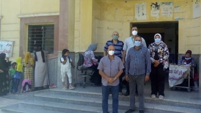 كشف وعلاج بالمجان.. قافلة طبية تفحص 637 حالة مرضية ببني سويف (صور)