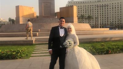 عروسان يحتفلان بزفافهما وسط أجواء هادئة بميدان التحرير (فيديو)