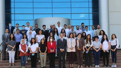 وزارة الهجرة تنظم زيارة للدارسين بالخارج للقرية الذكية (صور)