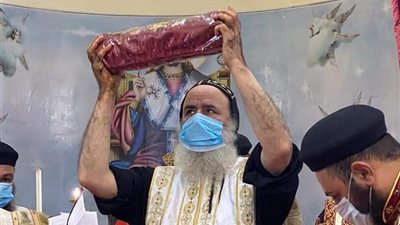 أسقف قوص يطيب رفاة القديس أسطفانوس