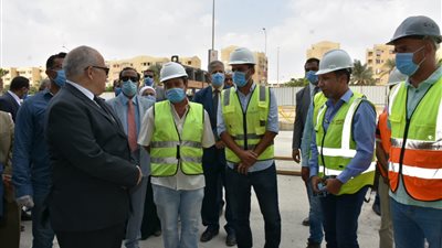 رئيس جامعة القاهرة يتفقد معهد الأورام الجديد 500 500 