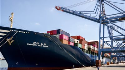 ميناء دمياط يستقبل سفينة الحاويات hmm newyork الكورية