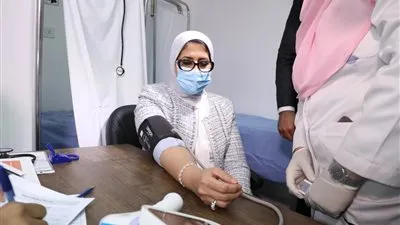 شاهد.. وزيرة الصحة تشارك في التجربة الإكلينيكية للقاح كورونا