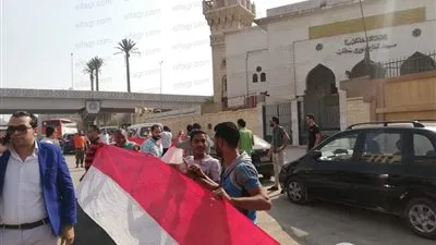 مواطنون يستجيبون لمليونية الاحتفال بانتصارات أكتوبر أمام النصب التذكاري (صور)