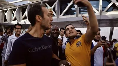 مدرب الأهلي الجديد يصل القاهرة (صور)