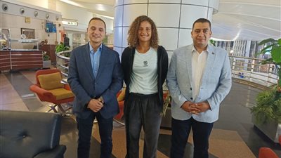 مساعد وزير الرياضة يستقبل ميار شريف بمطار القاهرة