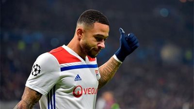 رئيس ليون يمنع برشلونة من إنهاء صفقة ديباي