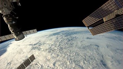 روسيان وأمريكية ينطلقون إلى محطة الفضاء الدولية