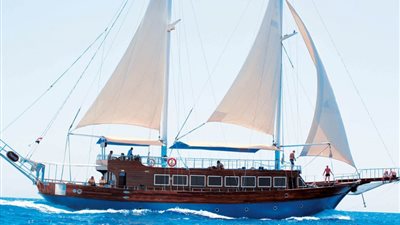 إنقاذ 12 مصرياً وسائحين كازاخستانيين بعد تعطل مركب صيد بالقرب من شواطئ الغردقة