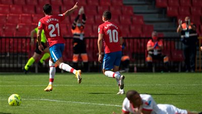 غرناطة يهزم إشبيلية بهدف قاتل