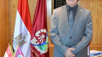 رئيس جامعة الفيوم يهنئ العاملين بالعام الجامعي الجديد 2021/2020