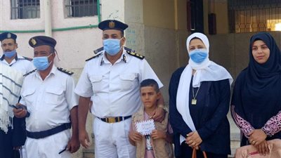 تكريم أبناء شهداء الشرطة في أول يوم دراسي ببني سويف