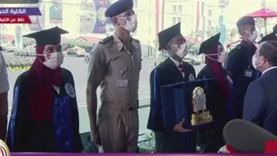 أوائل الكليات العسكرية يهدون السيسي هدية تذكارية