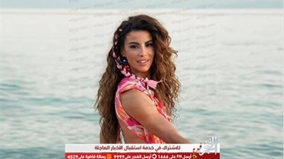 عمرو دياب ينشر صورة فتاة بملابس جريئة على البحر والجمهور: 