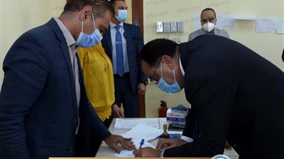 رئيس الوزراء يدلي بصوته في انتخابات البرلمان بالشيخ زايد (صور)