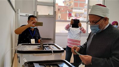 مفتى الجمهورية يدلي بصوته في انتخابات مجلس النواب بمسقط رأسه بالبحيرة (صور)