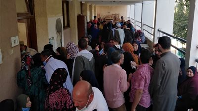 بالصور.. السيدات والشباب يتصدرون المشهد في الساعات الأولى للانتخابات ببندر ومركز الفيوم