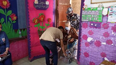 قوات الجيش تساند المسنين بالكراسي المتحركة في الانتخابات البرلمانية بالإسكندرية (صور)