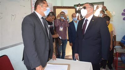 محافظ البحر الأحمر يتفقد اللجان الانتخابية بمدينة الغردقة (صور)