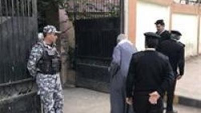 مساعدة كبار السن.. الجيش والشرطة يسطران ملحمة في انتخابات النواب