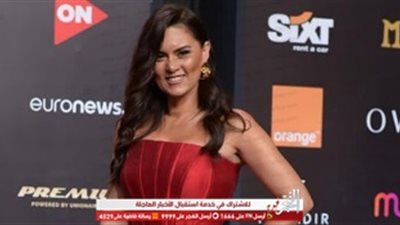 بفسان أحمر.. رشا مهدي في افتتاح اليوم الثاني لـ مهرجان الجونة السينمائي