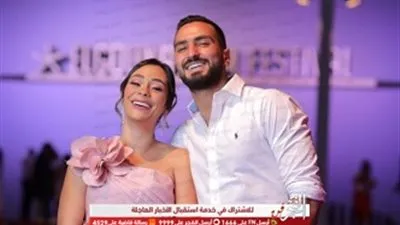 محمد الشرنوبي وزوجته على الريد كابرت في ثاني أيام الجونة السينمائي