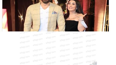 كندة علوش بإطلالة هادئة مع زوجها في اليوم الثاني من مهرجان الجونة السينمائي