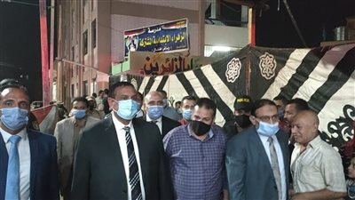 قبل غلق الصناديق.. محافظ البحيرة يتابع سير العملية الانتخابية في لجان أبو حمص (صور)