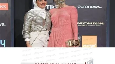 أروى جودة بفستان محتشم وكمامة من الخرز في ثاني أيام مهرجان الجونة السينمائي