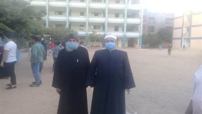 مسلم ومسيحي إيد واحدة.. شيخ وقسيس يدليان بصوتيهما بإحدى لجان بني سويف (صور)