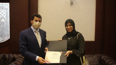 وزير الرياضة يكرم إيمان عرب والزهراء حلمي الحائزتين على جوائز عالمية