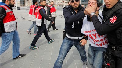 سلاح أردوغان لقمع معارضيه.. الشرطة التركية متهمة بسوء معاملة 1346 محتجزا في 8 أشهر