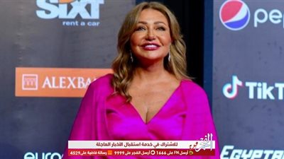 ليلى علوي تثير الجدل بفستان 