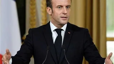 السفارة الفرنسية تنهي عقد عمل رسام كاريكاتير سخر من ماكرون (فيديو)