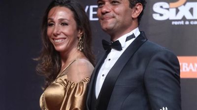 آسر ياسين يتألق مع زوجته في حفل ختام مهرجان الجونة السينمائس