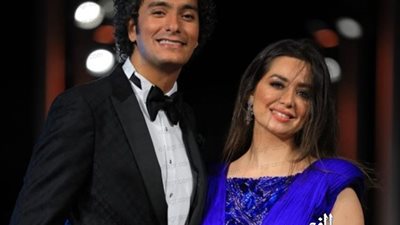 هبة مجدي بفستان أزرق مع زوجها في حفل ختام مهرجان الجونة السينمائي