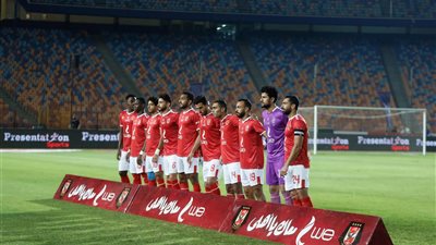 لاعبو الأهلي والجهاز الفني يودعون أحمد فتحي 