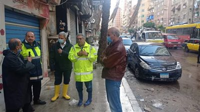 رئيس الشركة القابضة للمياه يتابع عمليات نزح مياه الأمطار بالإسكندرية (صور)