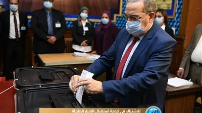 وزير الإنتاج الحربي يدلي بصوته في انتخابات مجلس النواب (صور)