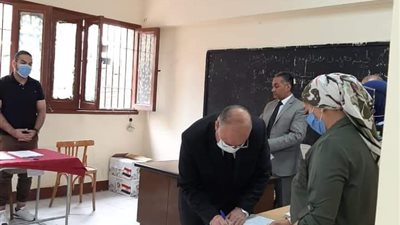 محافظ القاهرة يدلي بصوته في انتخابات مجلس النواب بمصر الجديدة